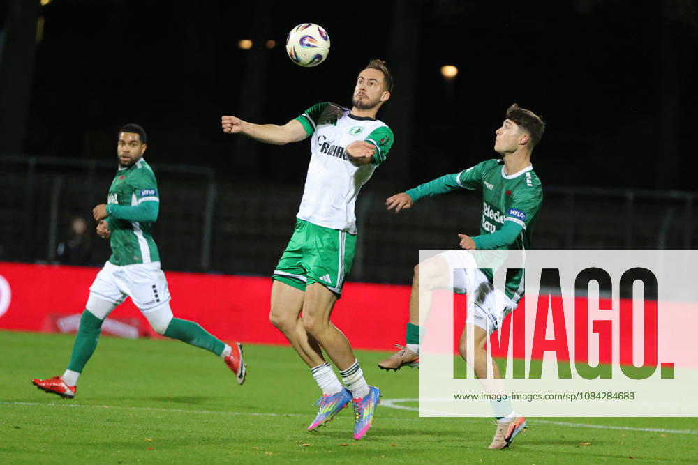 Fußball, Herren, Regionalliga Bayern, Saison 2026 2027, 13. Spieltag: FC Schweinfurt 05 - SC Eltersdorf Von links: Manfred Strobel (SC Eltersdorf, 07) gegen Lauris Bausenwein (FC Schweinfurt 05, 21) Schweinfurt Riedel-Bau-Arena im Sachs-Stadio Bayern Unterfranken Deutschland