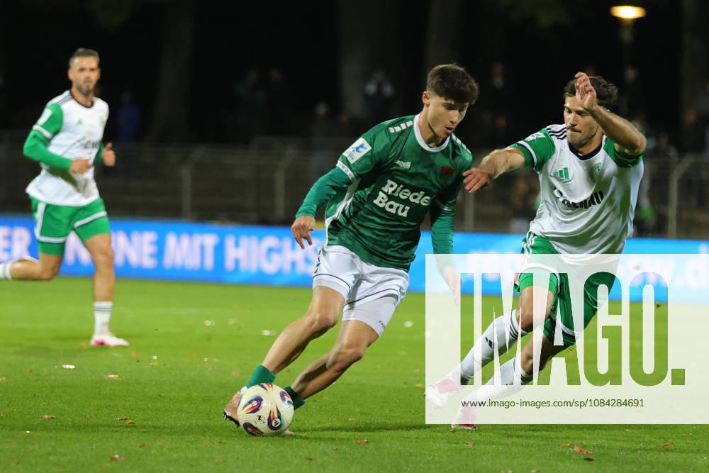 Fußball, Herren, Regionalliga Bayern, Saison 2026 2027, 13. Spieltag: FC Schweinfurt 05 - SC Eltersdorf Von links: Lauris Bausenwein (FC Schweinfurt 05, 21) gegen Patrick Ort (SC Eltersdorf, 14) Schweinfurt Riedel-Bau-Arena im Sachs-Stadio Bayern Unterfranken Deutschland