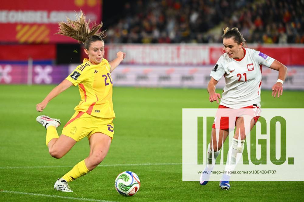 Belgium v Poland - FIFA Women s World Cup 2027 UEFA Qualifiers LEUVEN, BELGIUM - OCTOBER 09 : Detruyer Marie midfielder of Belgium, Paulina Tomasiak of Poland during the FIFA Women s World Cup 2027 UEFA European Qualifiers play-offs round 1 path 2 first leg match between Belgium and Poland on October 9, 2026 in Leuven, Belgium, 09 10 2026 Leuven Belgium