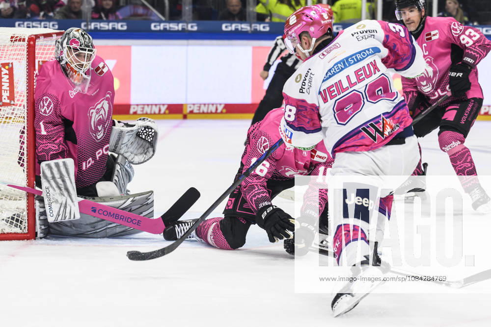 Im Bild v.l.: Dustin Strahlmeier (Grizzlys Wolfsburg 01), Yannick Veilleux (Eisbären Berlin 38), Zweikampf, Action, Kampf, kaempft um den Puck, GER, Berlin, Eishockey, DEL 1, Eisbaeren Berlin vs Grizzlys Wolfsburg, in der Uber Arena, 09.10.2026,