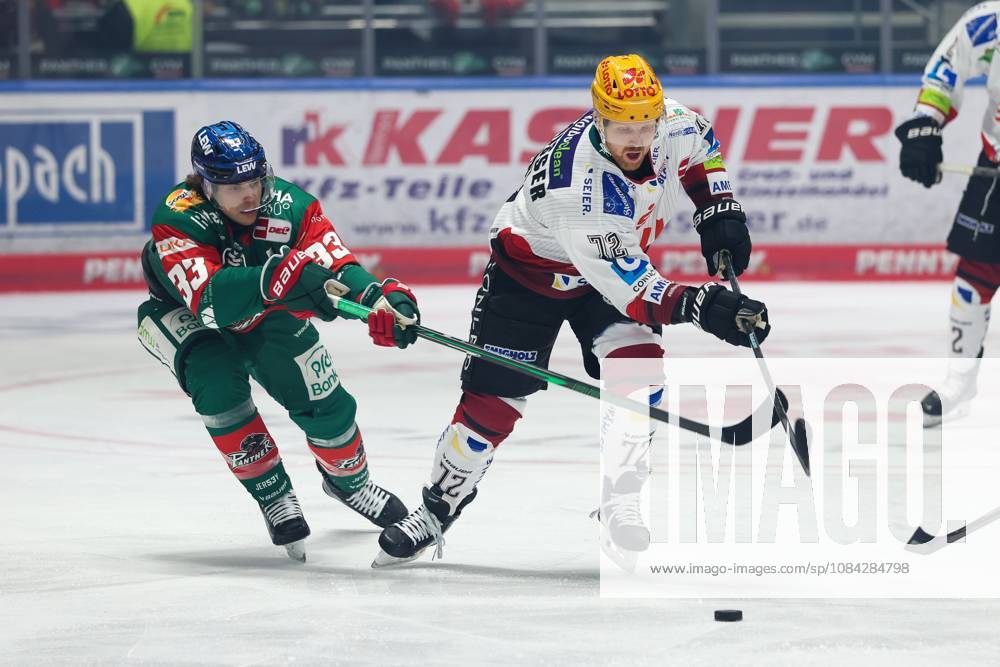 Im Zweikampf, Aktion, mit Tim Wohlgemuth 33 (Augsburger Panther) Phillip Bruggisser (Fischtown Pinguins 72), Augsburger Panther vs. Fischtown Pinguins, 7. Spieltag, Eishockey, Penny-DEL, 09.10.2026 Augsburg Bayern Deutschland