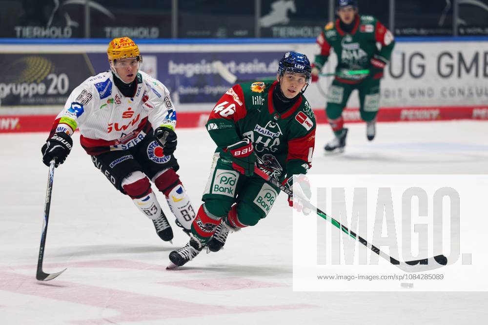 Im Zweikampf, Aktion, mit Florian Reinwald (Fischtown Pinguins 83), Moritz Elias 46 (Augsburger Panther), Augsburger Panther vs. Fischtown Pinguins, 7. Spieltag, Eishockey, Penny-DEL, 09.10.2026 Augsburg Bayern Deutschland