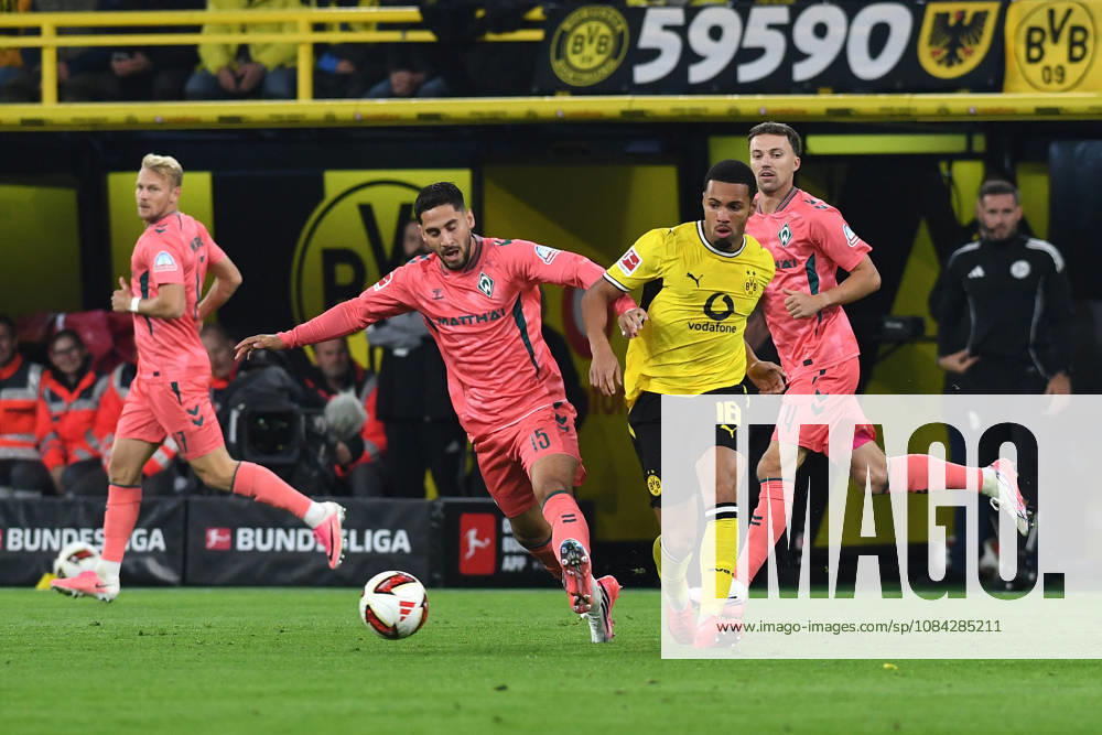 Ludovic Reis (Werder Bremen) und Ethan Nwaneri (Borussia Dortmund) im Zweikampf waehrend des Spiels der 1. Bundesliga zwischen Borussia Dortmund und SV Werder Bremen, Signal Iduna Park am 09. October 2026 in Dortmund, Deutschland. (Foto von Ralf Treese DeFodi Images) +++ Ludovic Reis (Werder Bremen) und Ethan Nwaneri (Borussia Dortmund) battle for the ball during the Bundesliga match between Borussia Dortmund and SV Werder Bremen at Signal Iduna Park on October 9, 2026 in Dortmund, Germany. (Photo by Ralf Treese DeFodi Images) DFB DFL REGULATIONS PROHIBIT ANY USE OF PHOTOGRAPHS AS IMAGE SEQUENCES AND OR QUASI-VIDEO. (Photo by Ralf Treese DeFodi Images) -