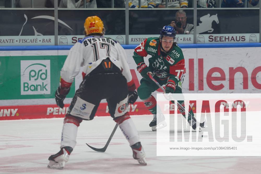 Im Zweikampf, Aktion, mit Ludwig Bystroem (Fischtown Pinguins 17), Luke Toporowski 77 (Augsburger Panther), Augsburger Panther vs. Fischtown Pinguins, 7. Spieltag, Eishockey, Penny-DEL, 09.10.2026 Augsburg Bayern Deutschland