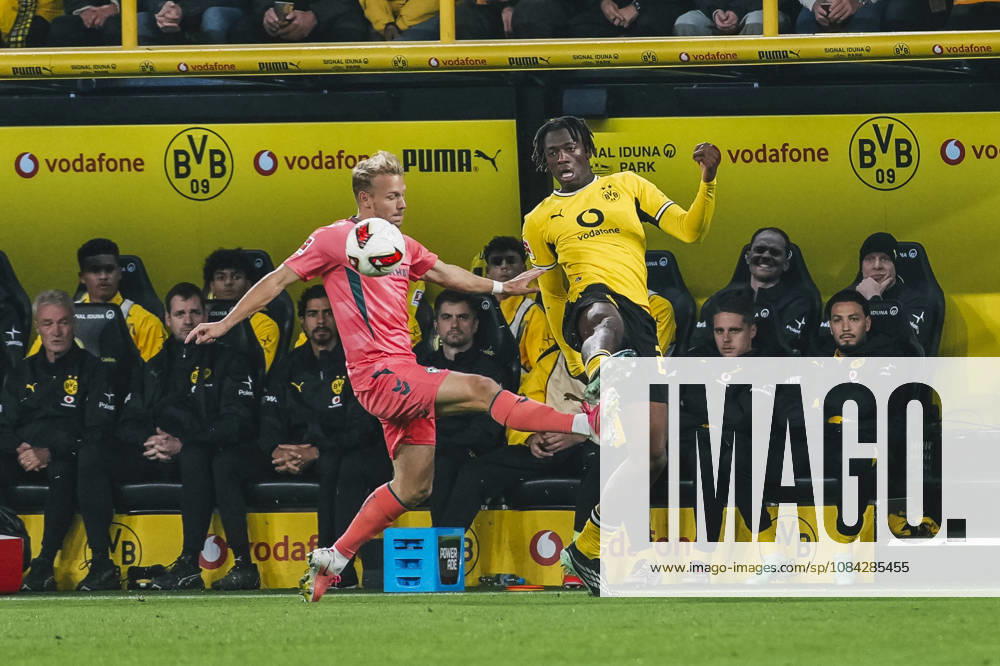 Fussball 1.Bundesliga, Borussia Dortmund - SV Werder Bremen v.l. Zweikampf zwischen Marco Grüll (17, Bremen) und Joane Gadou (22, Dortmund) Dortmund