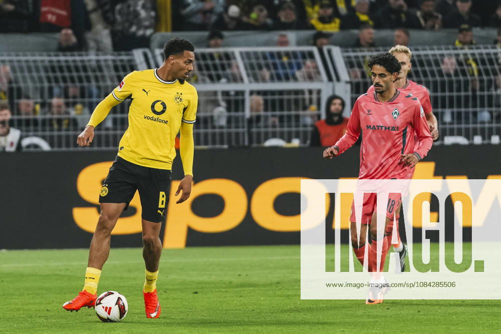 Fussball 1.Bundesliga, Borussia Dortmund - SV Werder Bremen v.l. Felix Nmecha (8, Dortmund) und Eren Dinkci (18, Bremen) Dortmund