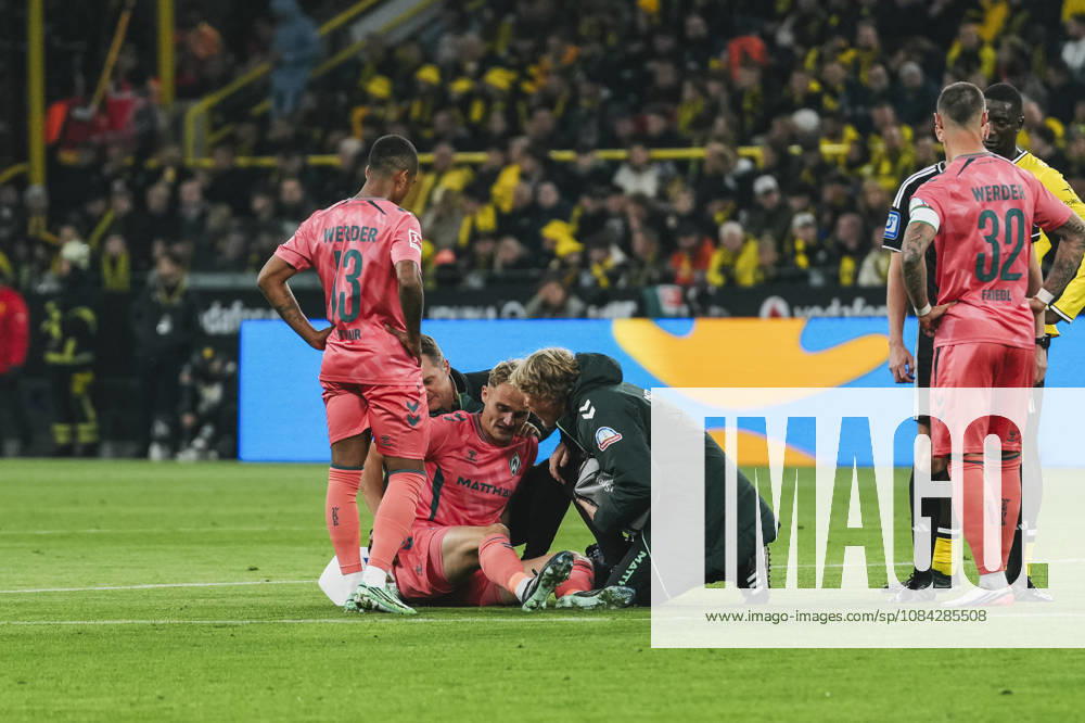 Fussball 1.Bundesliga, Borussia Dortmund - SV Werder Bremen v.l. Amos Pieper (5, Bremen) verletzt am boden Dortmund