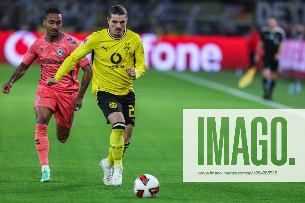 Fußball 1. Bundesliga 5. Spieltag Borussia Dortmund - SV Werder Bremen am 09.10.2026 im Signal Iduna Park in Dortmund Arthur ( Bremen ), links - Marcel Sabitzer ( Dortmund ), rechts DFL regulations prohibit any use of photographs as image sequences and or quasi-video.