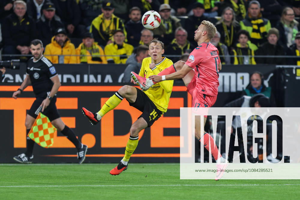 Fußball 1. Bundesliga 5. Spieltag Borussia Dortmund - SV Werder Bremen am 09.10.2026 im Signal Iduna Park in Dortmund Maximilian Beier ( Dortmund ), links - Marco Grüll ( Bremen ), rechts DFL regulations prohibit any use of photographs as image sequences and or quasi-video.