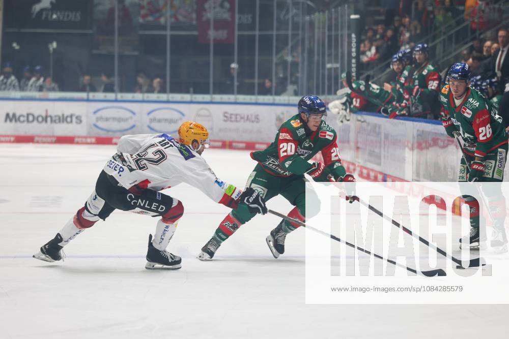 Im Zweikampf, Aktion, mit Matthew Abt (Fischtown Pinguins 42), Philipp Krauss 20 (Augsburger Panther), Augsburger Panther vs. Fischtown Pinguins, 7. Spieltag, Eishockey, Penny-DEL, 09.10.2026 Augsburg Bayern Deutschland