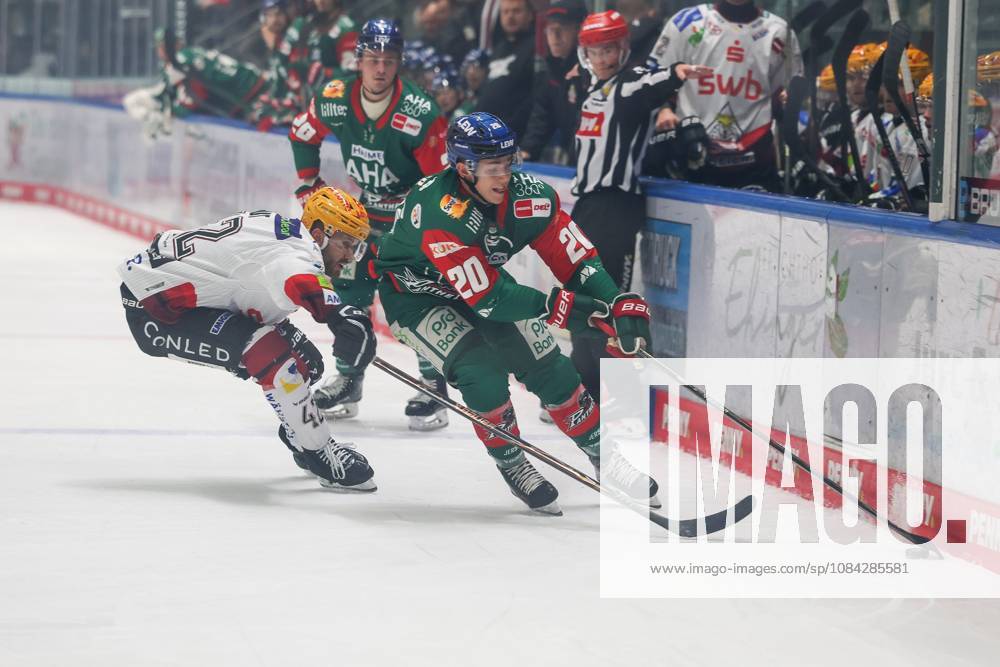 Im Zweikampf, Aktion, mit Matthew Abt (Fischtown Pinguins 42), Philipp Krauss 20 (Augsburger Panther), Augsburger Panther vs. Fischtown Pinguins, 7. Spieltag, Eishockey, Penny-DEL, 09.10.2026 Augsburg Bayern Deutschland
