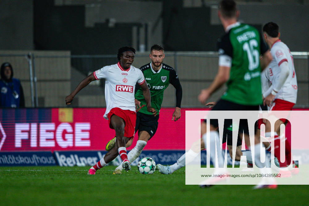 3. Liga, 8. Spieltag, SC Preußen Münster vs. Rot-Weiss Essen im LVM-Preußenstadion. Dickson Abiama (Essen) am Ball WICHTIGER HINWEIS: Gemäß den Vorgaben des DFB und der DFL ist es untersagt, in dem Stadion und oder vom Spiel angefertigte Fotoaufnahmen in Form von Sequenzbildern und oder videoähnlichen Fotostrecken zu verwerten bzw. verwerten zu lassen.