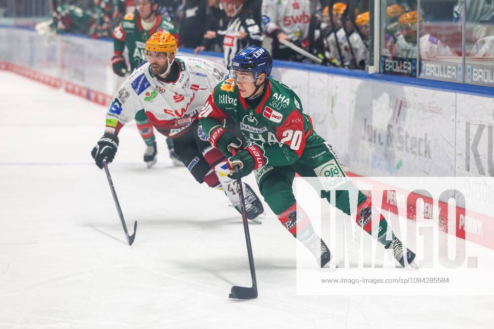 Im Zweikampf, Aktion, mit Matthew Abt (Fischtown Pinguins 42), Philipp Krauss 20 (Augsburger Panther), Augsburger Panther vs. Fischtown Pinguins, 7. Spieltag, Eishockey, Penny-DEL, 09.10.2026 Augsburg Bayern Deutschland