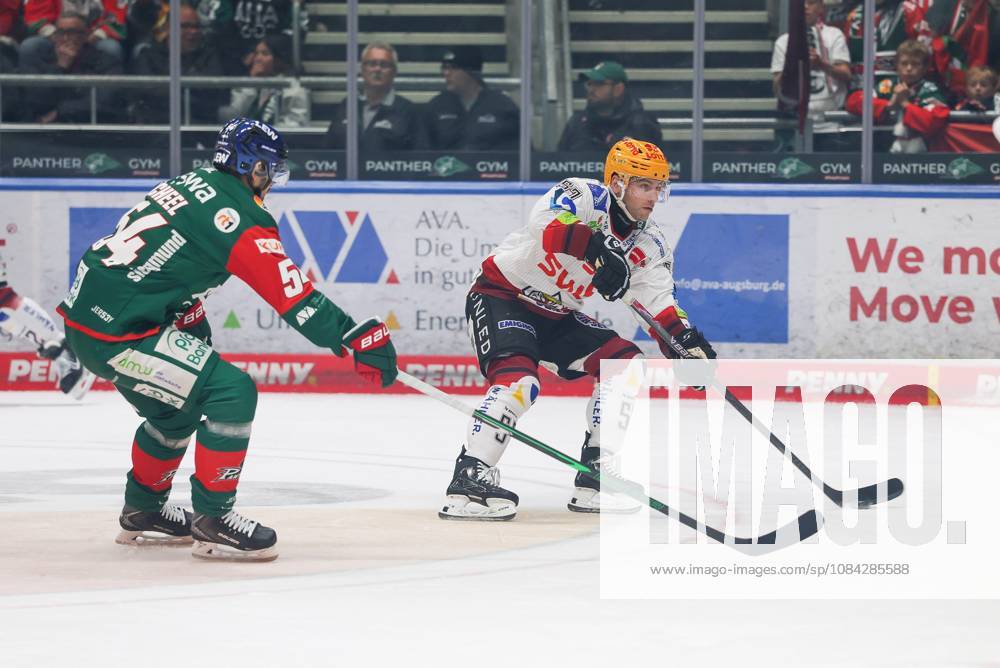 Im Zweikampf, Aktion, mit Felix Scheel 54 (Augsburger Panther), Alex Friesen (Fischtown Pinguins 57), Augsburger Panther vs. Fischtown Pinguins, 7. Spieltag, Eishockey, Penny-DEL, 09.10.2026 Augsburg Bayern Deutschland