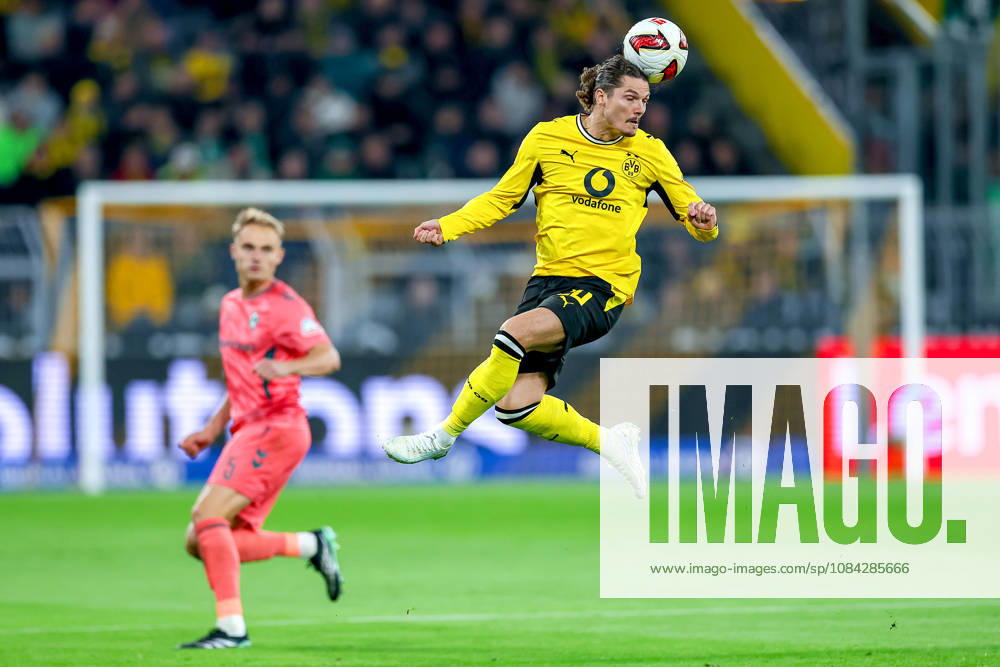 Fußball, Borussia Dortmund - SV Werder Bremen, 1. Fußball Bundesliga, 05. Spieltag, Signal Iduna Park, Saison 2026 27: Marcel Sabitzer (BVB 20) neben Amos Pieper (Werder Bremen 05) DFB regulations prohibit any use of photographs as image sequences and or quasi-video. Nordrhein-Westfalen Deutschland