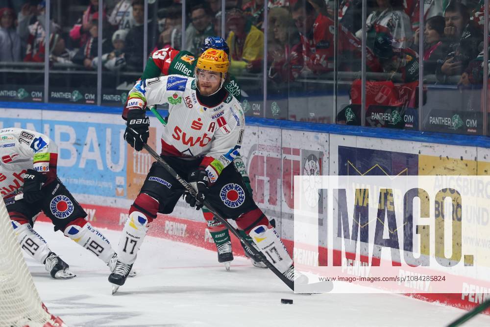 Im Zweikampf, Aktion, mit Ludwig Bystroem (Fischtown Pinguins 17), Augsburger Panther vs. Fischtown Pinguins, 7. Spieltag, Eishockey, Penny-DEL, 09.10.2026 Augsburg Bayern Deutschland