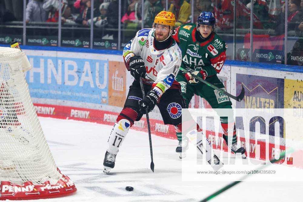 Im Zweikampf, Aktion, mit Ludwig Bystroem (Fischtown Pinguins 17), Tim Wohlgemuth 33 (Augsburger Panther), Augsburger Panther vs. Fischtown Pinguins, 7. Spieltag, Eishockey, Penny-DEL, 09.10.2026 Augsburg Bayern Deutschland