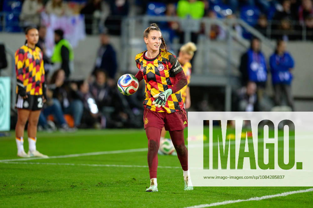 Fußball, Nationalmanschaft Freundschaftsspiel Frauen, 20261009, Deutschland - Australien. Im Bild Torfrau Ena Mahmutovic (Deutschland). Karlsruhe BBBank Wildpark Baden-Württemberg Deutschland