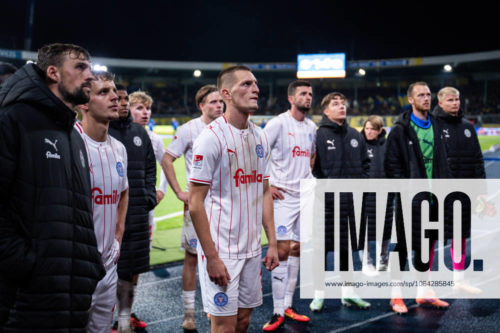 Fussball, 2. Bundesliga, Eintracht Braunschweig - Holstein Kiel, Die Spieler bekommen von den mitgereisten Fans eine Ansage, Jonas Meffert (Holstein Kiel), Ivan Nekić (Holstein Kiel) xRHR-FOTO DEx