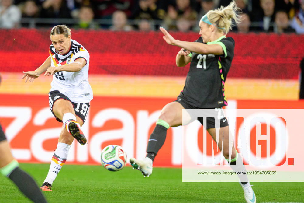 Fußball, Nationalmanschaft Freundschaftsspiel Frauen, 20261009, Deutschland - Australien. Im Bild v.l. Klara Bühl (Deutschland), Ellie Carpenter (Australien). Karlsruhe BBBank Wildpark Baden-Württemberg Deutschland