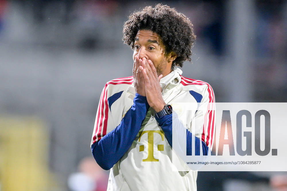 Trainer Costa Santos Dante (FC Bayern Muenchen) kann es nicht fassen, enttaeuscht schauend, Enttaeuschung, Frustration, disappointed, pessimistisch, Einzelbild, Aktion, Action, 09.10.2026, München (Deutschland), Fussball, Regionalliga Bayern, FC Bayern München II - SpVgg Unterhaching