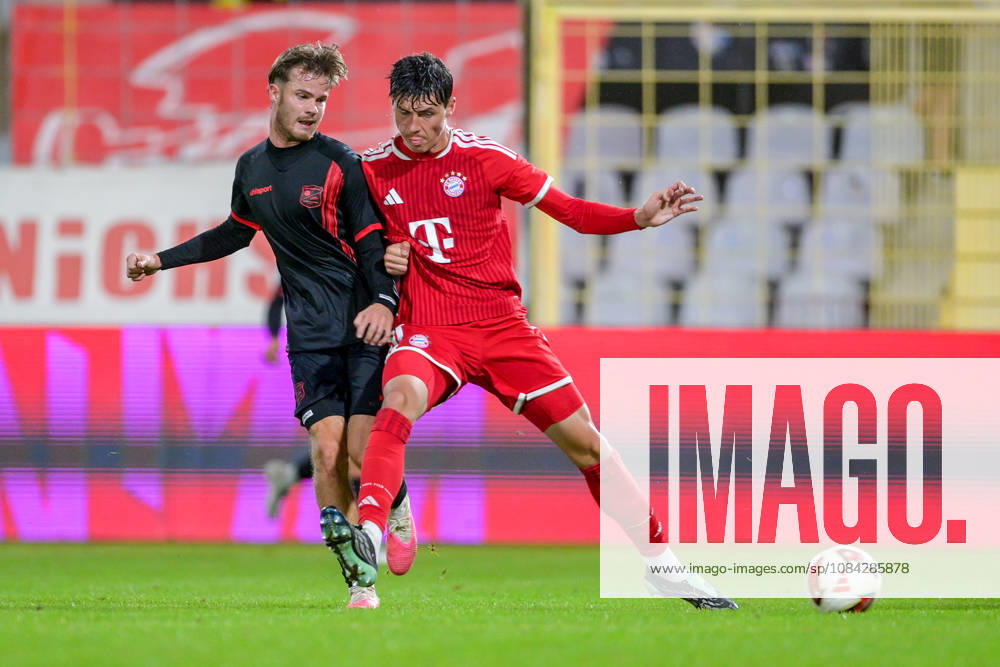V.li.: Jeroen Krupa (Unterhaching, 9) Filip Pavic (Bayern Muenchen, FCB, 5) im Zweikampf, Duell, duel, tackle, Dynamik, Action, Aktion, 09.10.2026, München (Deutschland), Fussball, Regionalliga Bayern, FC Bayern München II - SpVgg Unterhaching