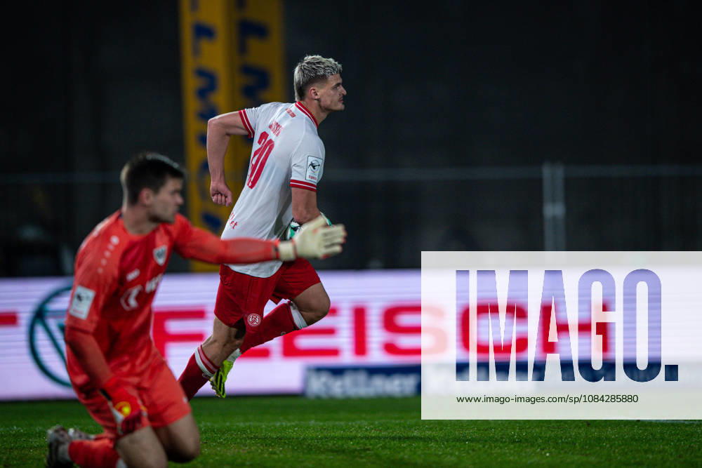 3. Liga, 8. Spieltag, SC Preußen Münster vs. Rot-Weiss Essen im LVM-Preußenstadion. Tor zum 2:1 durch Marek Janssen (Essen), hier im Bild der Jubel WICHTIGER HINWEIS: Gemäß den Vorgaben des DFB und der DFL ist es untersagt, in dem Stadion und oder vom Spiel angefertigte Fotoaufnahmen in Form von Sequenzbildern und oder videoähnlichen Fotostrecken zu verwerten bzw. verwerten zu lassen.