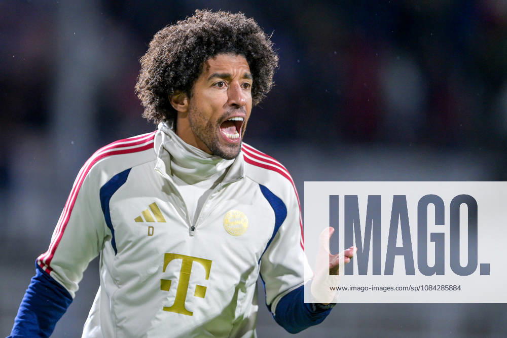 Trainer Costa Santos Dante (FC Bayern Muenchen) gibt Anweisungen, gestikuliert, mit den Armen gestikulieren, gives instructions, gesticulate, Einzelbild, Aktion, Action, 09.10.2026, München (Deutschland), Fussball, Regionalliga Bayern, FC Bayern München II - SpVgg Unterhaching