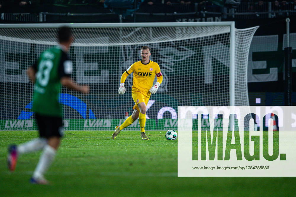3. Liga, 8. Spieltag, SC Preußen Münster vs. Rot-Weiss Essen im LVM-Preußenstadion. Jakob Golz (Essen) am Ball WICHTIGER HINWEIS: Gemäß den Vorgaben des DFB und der DFL ist es untersagt, in dem Stadion und oder vom Spiel angefertigte Fotoaufnahmen in Form von Sequenzbildern und oder videoähnlichen Fotostrecken zu verwerten bzw. verwerten zu lassen.