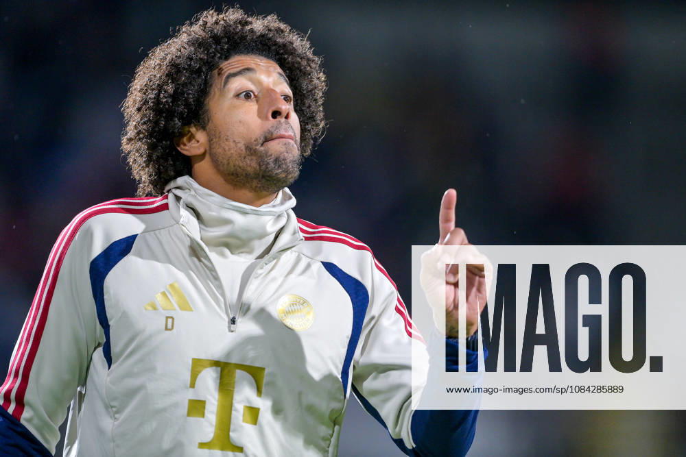 Trainer Costa Santos Dante (FC Bayern Muenchen) gibt Anweisungen, gestikuliert, mit den Armen gestikulieren, gives instructions, gesticulate, Einzelbild, Aktion, Action, 09.10.2026, München (Deutschland), Fussball, Regionalliga Bayern, FC Bayern München II - SpVgg Unterhaching