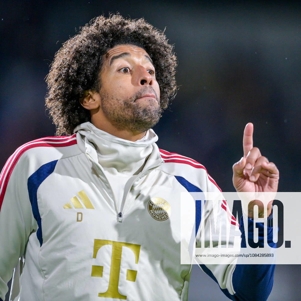 Trainer Costa Santos Dante (FC Bayern Muenchen) gibt Anweisungen, gestikuliert, mit den Armen gestikulieren, gives instructions, gesticulate, Einzelbild, Aktion, Action, 09.10.2026, München (Deutschland), Fussball, Regionalliga Bayern, FC Bayern München II - SpVgg Unterhaching