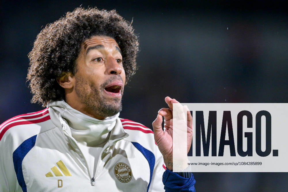 Trainer Costa Santos Dante (FC Bayern Muenchen) gibt Anweisungen, gestikuliert, mit den Armen gestikulieren, gives instructions, gesticulate, Einzelbild, Aktion, Action, 09.10.2026, München (Deutschland), Fussball, Regionalliga Bayern, FC Bayern München II - SpVgg Unterhaching