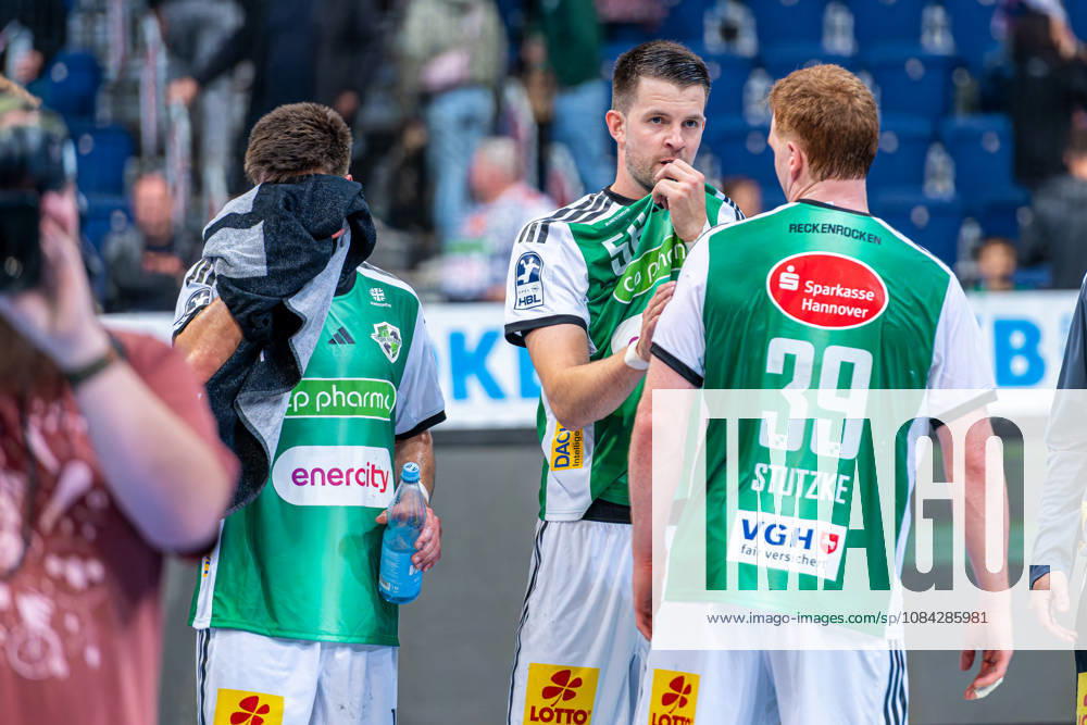 Renars Uscins (TSV Hannover-Burgdorf, Nr. 10) Hannes Feise (TSV Hannover-Burgdorf, Nr. 56) Lukas Stutzke (TSV Hannover-Burgdorf, Nr. 39) (v.l.), TSV Hannover-Burgdorf (grün) gegen SG Flensburg-Handewitt (blau) am 8. Spieltag der Saison 2026 2027 in der Opel Handball-Bundesliga (09.10.2026, ZAG Arena (Hannover, GER),