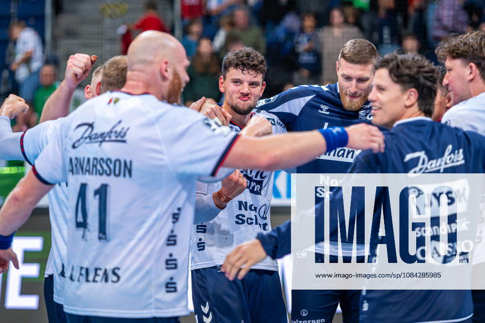 Marko Grgić (SG Flensburg-Handewitt, Nr. 17) (v.l.), TSV Hannover-Burgdorf (grün) gegen SG Flensburg-Handewitt (blau) am 8. Spieltag der Saison 2026 2027 in der Opel Handball-Bundesliga (09.10.2026, ZAG Arena (Hannover, GER),
