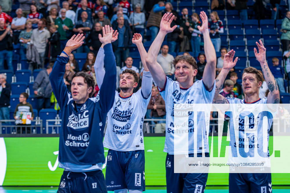 Marko Grgić (SG Flensburg-Handewitt, Nr. 17) (v.l.), TSV Hannover-Burgdorf (grün) gegen SG Flensburg-Handewitt (blau) am 8. Spieltag der Saison 2026 2027 in der Opel Handball-Bundesliga (09.10.2026, ZAG Arena (Hannover, GER),