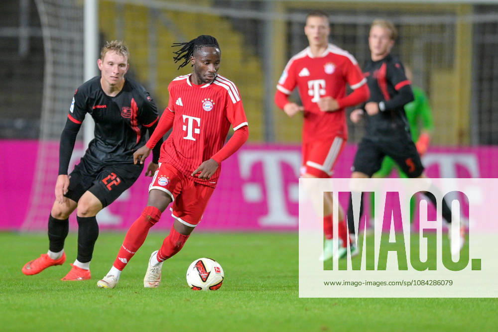 V.li.: Cornelius Pfeiffer (Unterhaching, 22) Richard Ajayi (Bayern Muenchen, FCB, 3) im Zweikampf, Duell, duel, tackle, Dynamik, Action, Aktion, 09.10.2026, München (Deutschland), Fussball, Regionalliga Bayern, FC Bayern München II - SpVgg Unterhaching