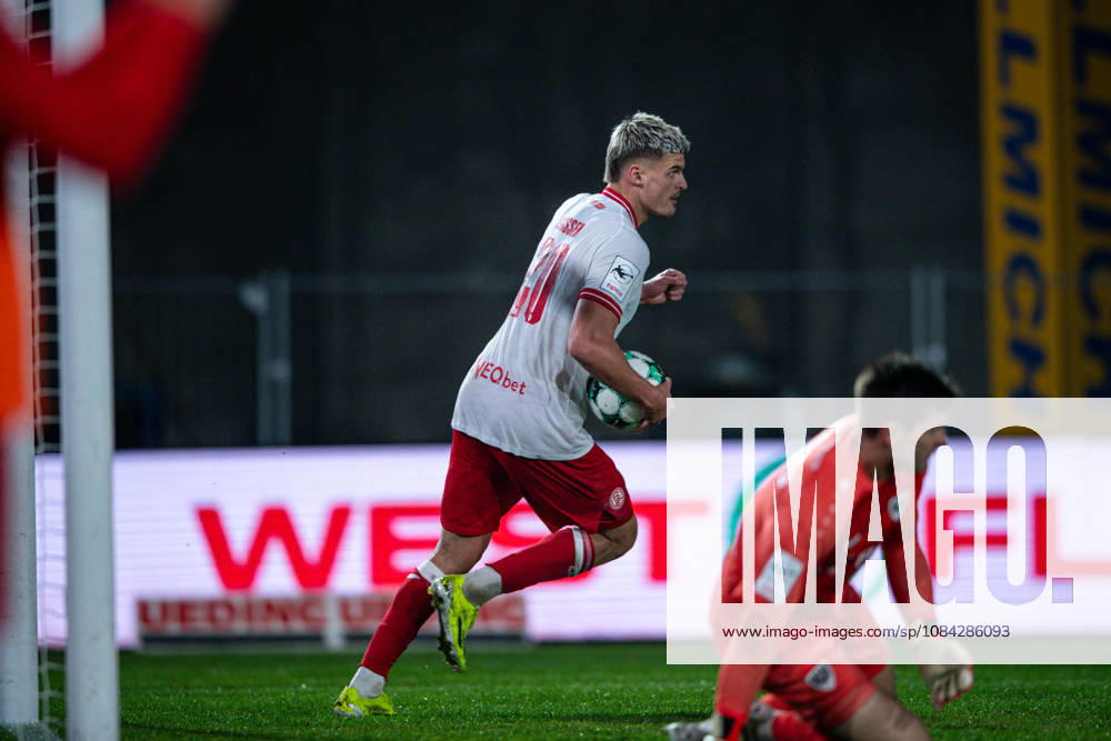 3. Liga, 8. Spieltag, SC Preußen Münster vs. Rot-Weiss Essen im LVM-Preußenstadion. Tor zum 2:1 durch Marek Janssen (Essen), hier im Bild der Jubel WICHTIGER HINWEIS: Gemäß den Vorgaben des DFB und der DFL ist es untersagt, in dem Stadion und oder vom Spiel angefertigte Fotoaufnahmen in Form von Sequenzbildern und oder videoähnlichen Fotostrecken zu verwerten bzw. verwerten zu lassen.