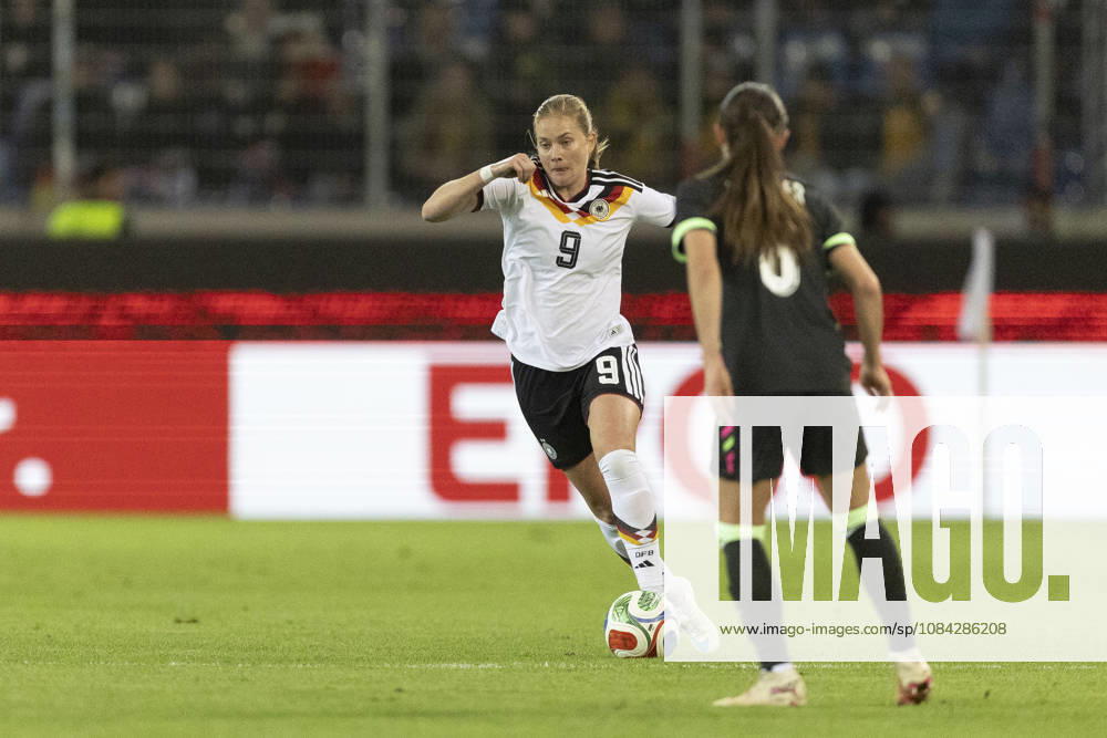 GER, Karlsruhe, football, womens football, International Friendly, Länderspiel, Nationalmannschaft Germany vs. Australia in the picture f.l.: Sjoeke Nuesken (Germany 09), action with the ball 09.10.2026, BBBank Wildpark Karlsruhe DFB REGULATIONS PROHIBIT ANY USE OF PHOTOGRAPHS AS IMAGE SEQUENCES AND OR QUASI-VIDEO, Karlsruhe BBBank Wildpark Baden-Wuerttemberg Germany