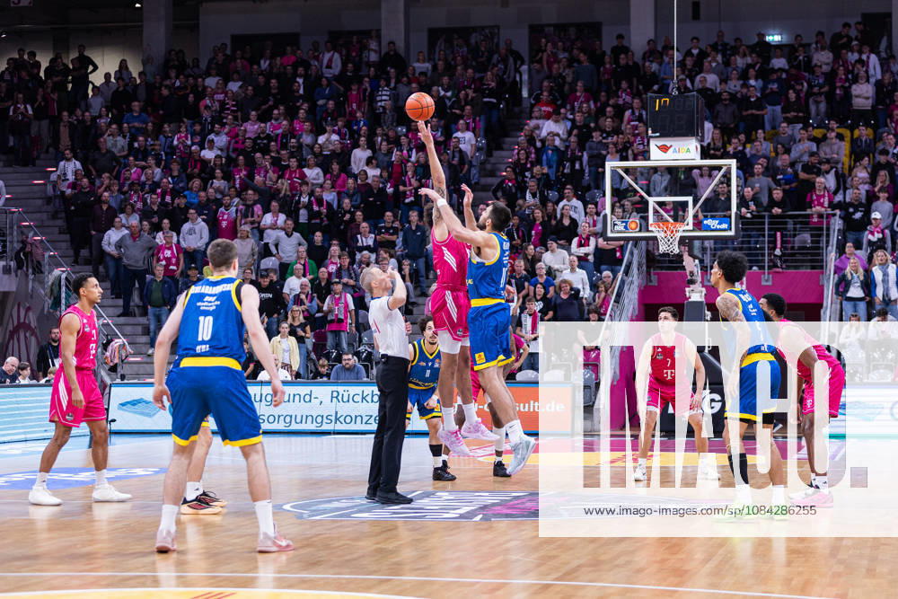 EasyCredit Basketball Bundesliga, Telekom Baskets Bonn vs. Science City Jena, 09.10.2026 Hochball zum Spiel -- easyCredit Basketball Bundesliga, Telekom Baskets Bonn vs. Science City Jena, 09.10.2026, Telekom Dome Bonn