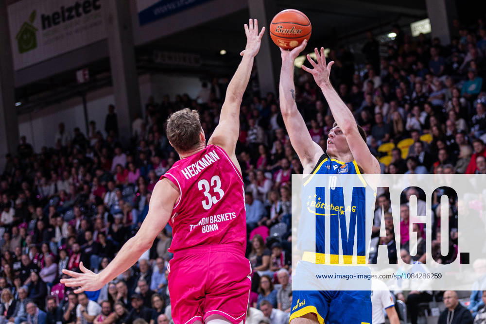 EasyCredit Basketball Bundesliga, Telekom Baskets Bonn vs. Science City Jena, 09.10.2026 Christian Skladanowski (Science City Jena 10) über Patrick Heckmann (Telekom Baskets Bonn 33) -- easyCredit Basketball Bundesliga, Telekom Baskets Bonn vs. Science City Jena, 09.10.2026, Telekom Dome Bonn
