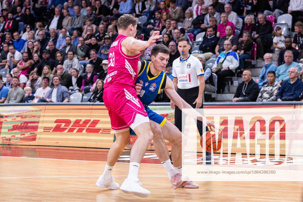 EasyCredit Basketball Bundesliga, Telekom Baskets Bonn vs. Science City Jena, 09.10.2026 Christian Skladanowski (Science City Jena 10) und Patrick Heckmann (Telekom Baskets Bonn 33) -- easyCredit Basketball Bundesliga, Telekom Baskets Bonn vs. Science City Jena, 09.10.2026, Telekom Dome Bonn