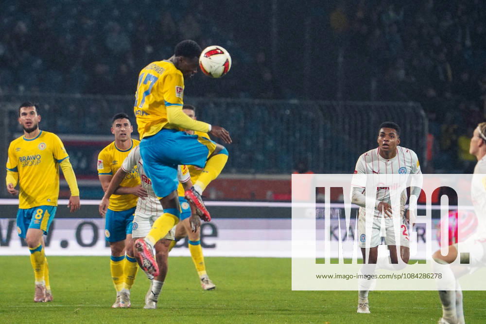 Deutschland: Fussball 2. Bundesliga 2026 2027, 7. Spieltag - Eintracht Braunschweig vs Holstein Kiel - Eintracht-Stadion (Braunschweig): am Ball Aaron Opoku (Eintracht Braunschweig, 17)