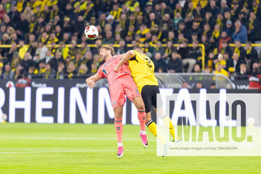 Dortmund, Deutschland 09. Oktober 2026: 1. BL - 2026 2027 - Sp. 5 - Borussia Dortmund gegen SV Werder Bremen Im Bild: v. li. im Zweikampf Niclas Füllkrug Fuellkrug (SVW) und Waldemar Anton (BVB) DFL DFB regulations prohibit any use of photographs as image sequences and or quasi-video. Signal Iduna Park Nordrhein Westfalen