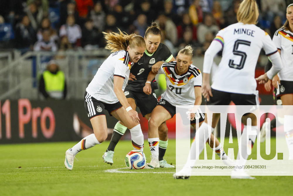 Sjoeke Nüsken, Nusken (Deutschland, 09), Caitlin Foord (Australien, 09) und Elisa Senß, Senss (Deutschland, 20) im Kampf um den Ball , Deutschland, Fussball, Frauen, Freundschaftsspiel, 2026, Deutschland vs. Australien, 09.10.2026, Karlsruhe BBBank Wildpark Deutschland