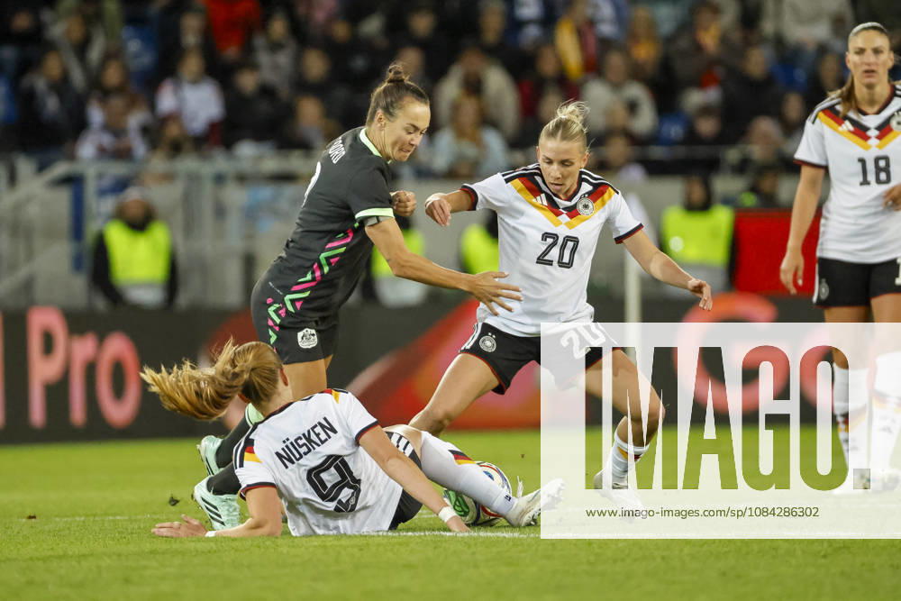 Sjoeke Nüsken, Nusken (Deutschland, 09), Caitlin Foord (Australien, 09) und Elisa Senß, Senss (Deutschland, 20) im Kampf um den Ball , Deutschland, Fussball, Frauen, Freundschaftsspiel, 2026, Deutschland vs. Australien, 09.10.2026, Karlsruhe BBBank Wildpark Deutschland