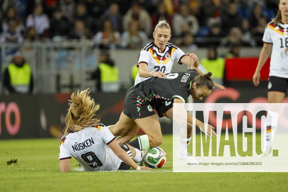 Sjoeke Nüsken, Nusken (Deutschland, 09), Caitlin Foord (Australien, 09) und Elisa Senß, Senss (Deutschland, 20) im Kampf um den Ball , Deutschland, Fussball, Frauen, Freundschaftsspiel, 2026, Deutschland vs. Australien, 09.10.2026, Karlsruhe BBBank Wildpark Deutschland