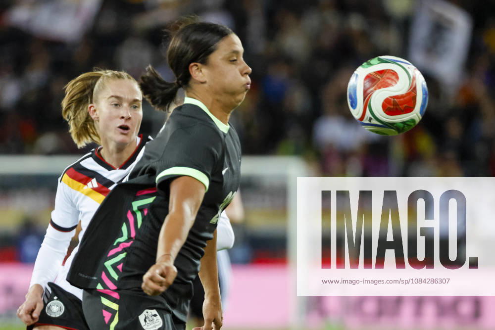 Janina Minge (Deutschland, 05) und Samantha Kerr (Australien, 20) im Kampf um den Ball , Deutschland, Fussball, Frauen, Freundschaftsspiel, 2026, Deutschland vs. Australien, 09.10.2026, Karlsruhe BBBank Wildpark Deutschland