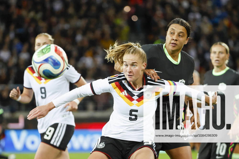 Janina Minge (Deutschland, 05) und Samantha Kerr (Australien, 20) im Zweikampf , Deutschland, Fussball, Frauen, Freundschaftsspiel, 2026, Deutschland vs. Australien, 09.10.2026, Karlsruhe BBBank Wildpark Deutschland