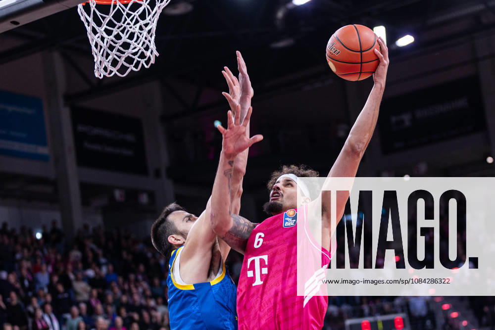 EasyCredit Basketball Bundesliga, Telekom Baskets Bonn vs. Science City Jena, 09.10.2026 Michael Kessens (Telekom Baskets Bonn 6) und Alex Herrera (Science City Jena 41) -- easyCredit Basketball Bundesliga, Telekom Baskets Bonn vs. Science City Jena, 09.10.2026, Telekom Dome Bonn