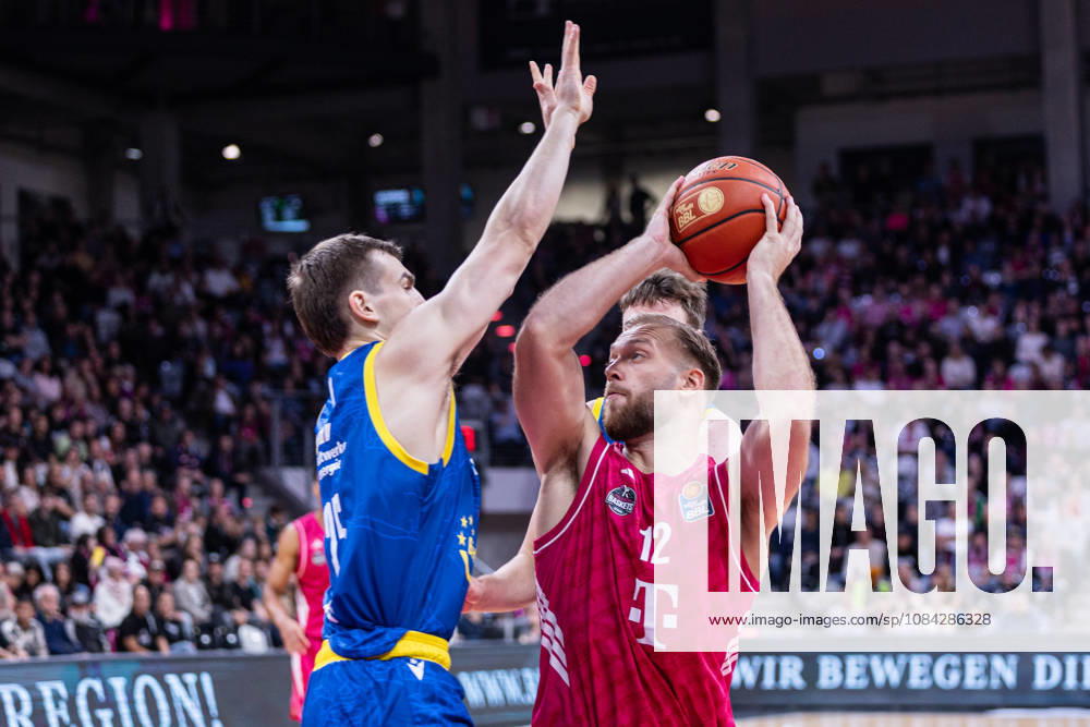 EasyCredit Basketball Bundesliga, Telekom Baskets Bonn vs. Science City Jena, 09.10.2026 Melvin Jostmann (Telekom Baskets Bonn 12) und Lorenz Bank (Science City Jena 25) -- easyCredit Basketball Bundesliga, Telekom Baskets Bonn vs. Science City Jena, 09.10.2026, Telekom Dome Bonn